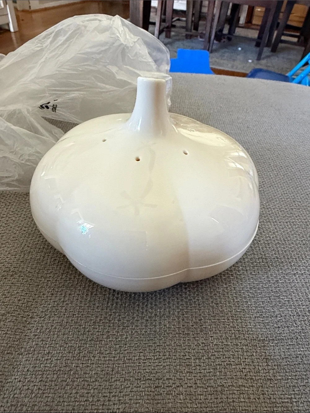 Tupperware cream colored garlic keeper